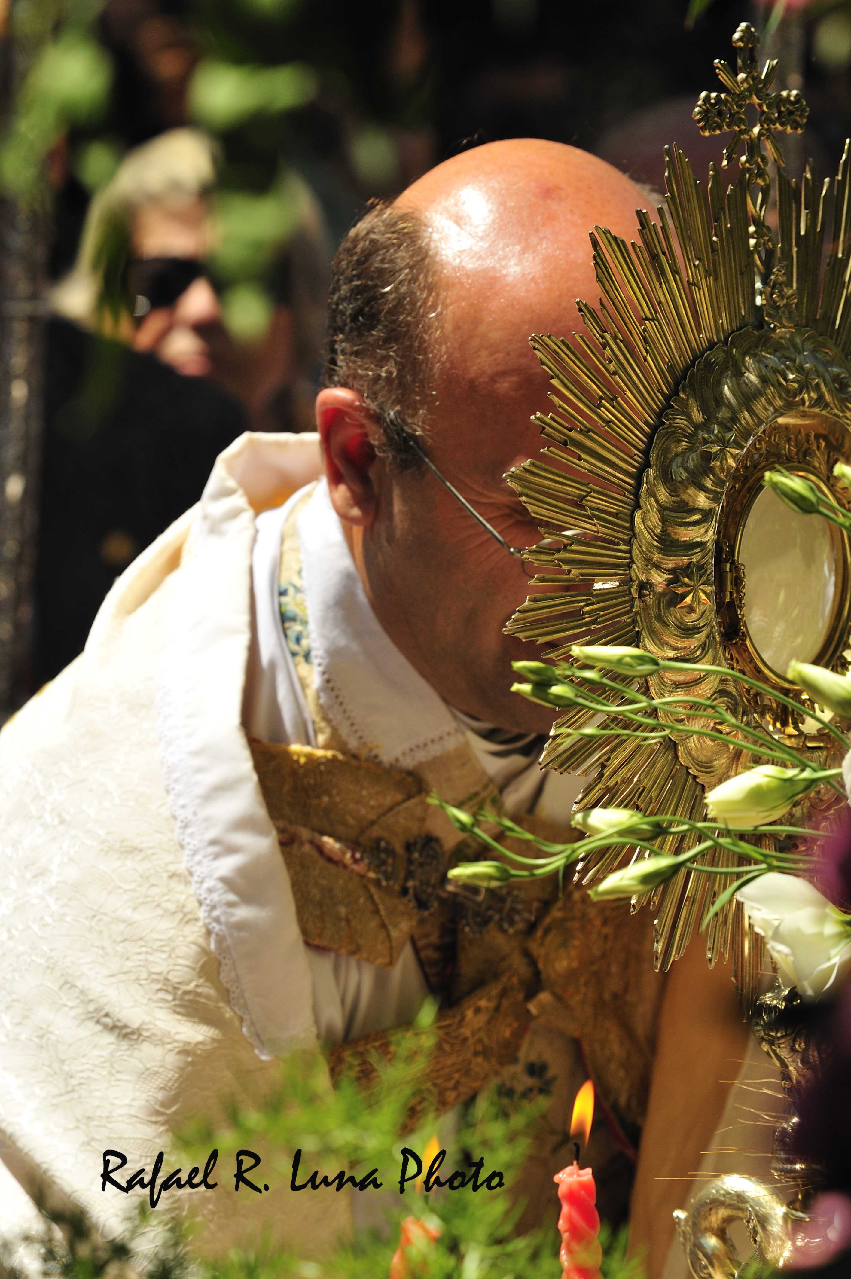 Imagen del Sacerdote con el Sant&iacute;simo, orando sus plegarias.