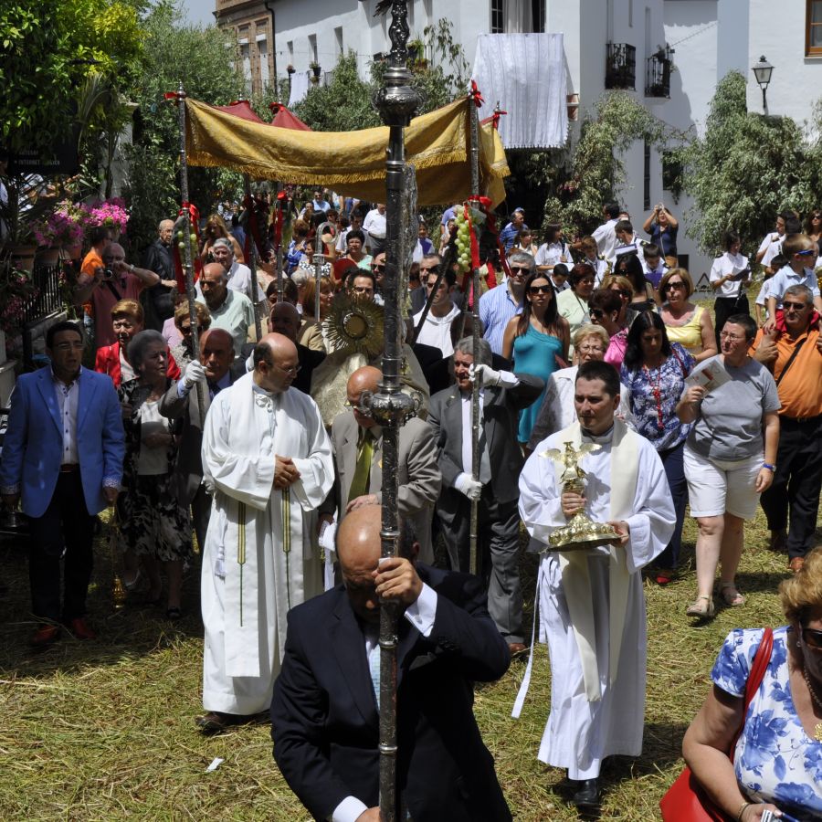 Fotograf&iacute;a donde observamos la procesi&oacute;n por las calles de la villa de Zahara de la Sierra.