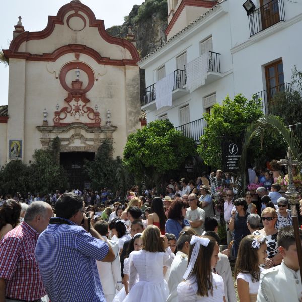 Procesi&oacute;n del Corpus Christi a su salida de la Iglesia, donde se ven a los ni&ntilde;o de la primera comuni&oacute;n.