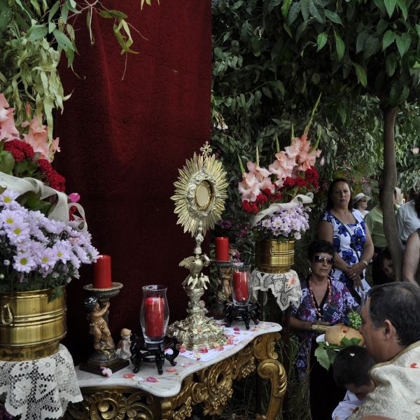 Imagen del p&aacute;rroco, en uno de sus estacionamientos.