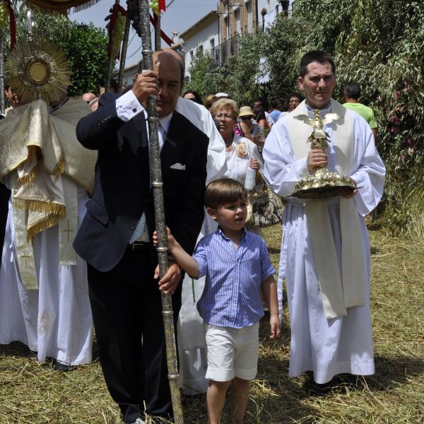 Fotograf&iacute;a donde observamos a un peque&ntilde;o , junto a un adulto abriendo la procesi&oacute;n del Corpus.