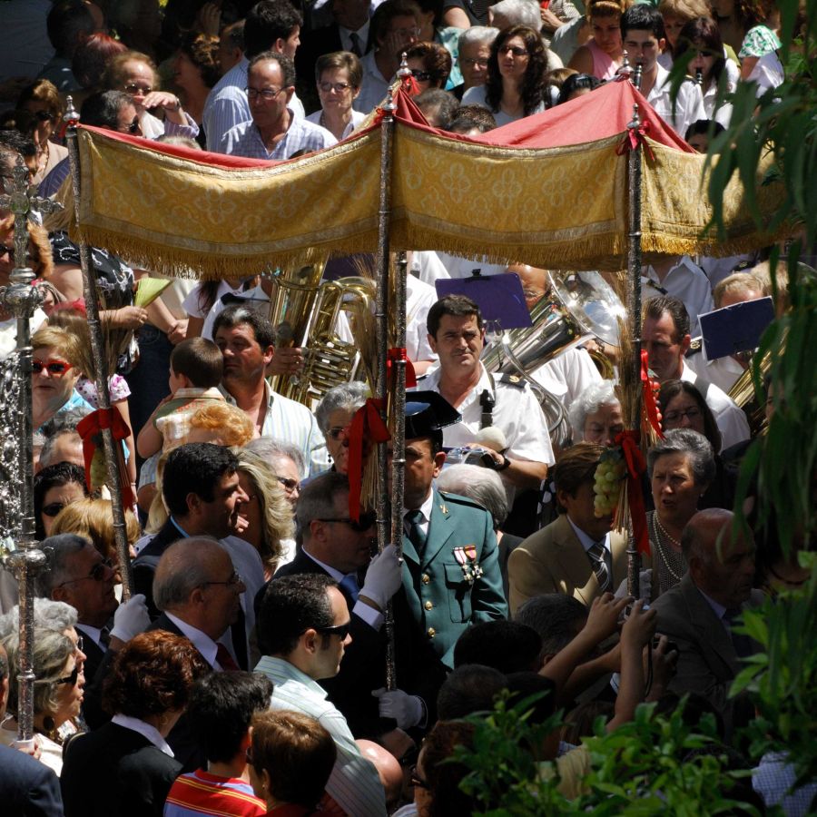 Fotograf&iacute;a donde podemos observar a los fieles procesionando por las calles de la villa.